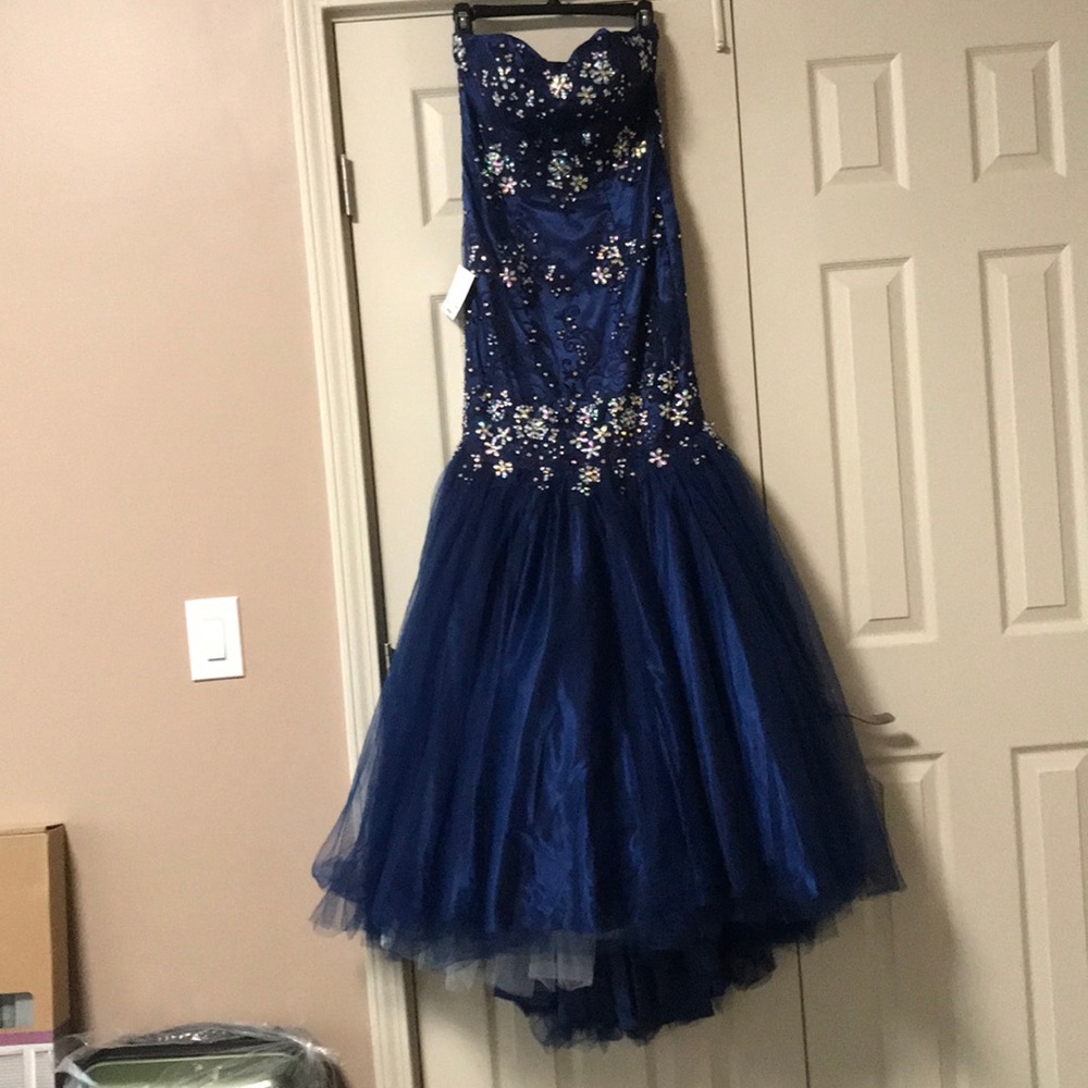 Prom dresses never worn with tag on it